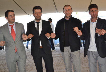 Hakkari'nin Yüksekova ilçesinde 02-10.2011 Ekim Dünya evine giren bazı çiftlerimizi sizler için sayfamıza taşıdık. Yüksekova Güncel ailesi olarak tüm çiftlerimize mutluluklar dileriz.