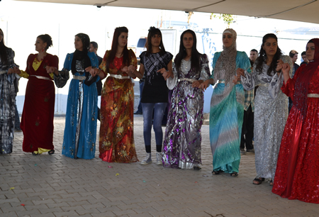 Hakkari'nin Yüksekova ilçesinde 02-10.2011 Ekim Dünya evine giren bazı çiftlerimizi sizler için sayfamıza taşıdık. Yüksekova Güncel ailesi olarak tüm çiftlerimize mutluluklar dileriz.