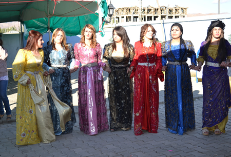 Hakkari'nin Yüksekova ilçesinde 02-10.2011 Ekim Dünya evine giren bazı çiftlerimizi sizler için sayfamıza taşıdık. Yüksekova Güncel ailesi olarak tüm çiftlerimize mutluluklar dileriz.