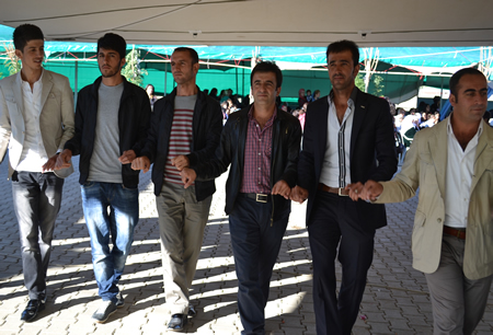 Hakkari'nin Yüksekova ilçesinde 02-10.2011 Ekim Dünya evine giren bazı çiftlerimizi sizler için sayfamıza taşıdık. Yüksekova Güncel ailesi olarak tüm çiftlerimize mutluluklar dileriz.