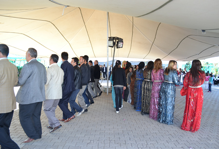 Hakkari'nin Yüksekova ilçesinde 02-10.2011 Ekim Dünya evine giren bazı çiftlerimizi sizler için sayfamıza taşıdık. Yüksekova Güncel ailesi olarak tüm çiftlerimize mutluluklar dileriz.