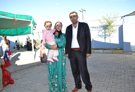 Hakkari'nin Yüksekova ilçesinde 02-10.2011 Ekim Dünya evine giren bazı çiftlerimizi sizler için sayfamıza taşıdık. Yüksekova Güncel ailesi olarak tüm çiftlerimize mutluluklar dileriz.