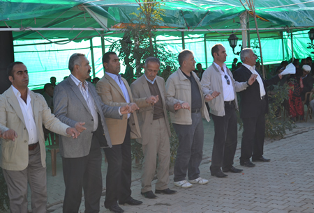 Hakkari'nin Yüksekova ilçesinde 02-10.2011 Ekim Dünya evine giren bazı çiftlerimizi sizler için sayfamıza taşıdık. Yüksekova Güncel ailesi olarak tüm çiftlerimize mutluluklar dileriz.