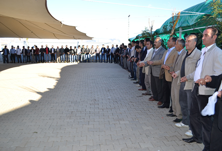 Hakkari'nin Yüksekova ilçesinde 02-10.2011 Ekim Dünya evine giren bazı çiftlerimizi sizler için sayfamıza taşıdık. Yüksekova Güncel ailesi olarak tüm çiftlerimize mutluluklar dileriz.