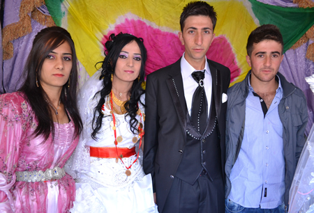 Hakkari'nin Yüksekova ilçesinde 02-10.2011 Ekim Dünya evine giren bazı çiftlerimizi sizler için sayfamıza taşıdık. Yüksekova Güncel ailesi olarak tüm çiftlerimize mutluluklar dileriz.