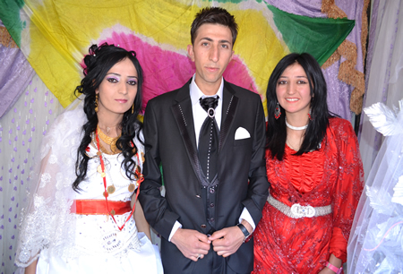 Hakkari'nin Yüksekova ilçesinde 02-10.2011 Ekim Dünya evine giren bazı çiftlerimizi sizler için sayfamıza taşıdık. Yüksekova Güncel ailesi olarak tüm çiftlerimize mutluluklar dileriz.