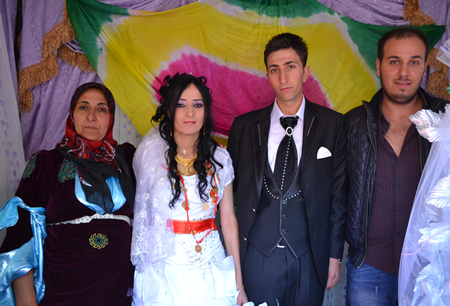 Hakkari'nin Yüksekova ilçesinde 02-10.2011 Ekim Dünya evine giren bazı çiftlerimizi sizler için sayfamıza taşıdık. Yüksekova Güncel ailesi olarak tüm çiftlerimize mutluluklar dileriz.