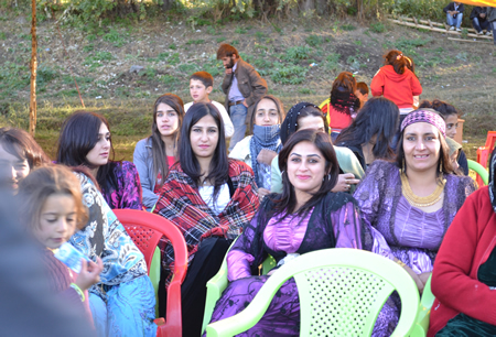 Hakkari'nin Yüksekova ilçesinde 02-10.2011 Ekim Dünya evine giren bazı çiftlerimizi sizler için sayfamıza taşıdık. Yüksekova Güncel ailesi olarak tüm çiftlerimize mutluluklar dileriz.
