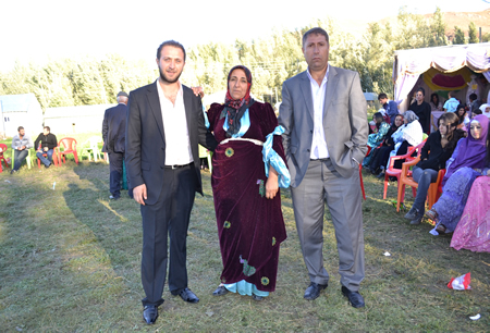 Hakkari'nin Yüksekova ilçesinde 02-10.2011 Ekim Dünya evine giren bazı çiftlerimizi sizler için sayfamıza taşıdık. Yüksekova Güncel ailesi olarak tüm çiftlerimize mutluluklar dileriz.