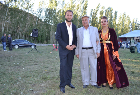 Hakkari'nin Yüksekova ilçesinde 02-10.2011 Ekim Dünya evine giren bazı çiftlerimizi sizler için sayfamıza taşıdık. Yüksekova Güncel ailesi olarak tüm çiftlerimize mutluluklar dileriz.