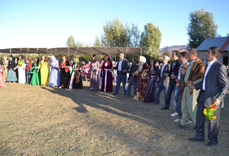 Hakkari'nin Yüksekova ilçesinde 02-10.2011 Ekim Dünya evine giren bazı çiftlerimizi sizler için sayfamıza taşıdık. Yüksekova Güncel ailesi olarak tüm çiftlerimize mutluluklar dileriz.