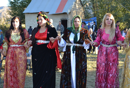 Hakkari'nin Yüksekova ilçesinde 02-10.2011 Ekim Dünya evine giren bazı çiftlerimizi sizler için sayfamıza taşıdık. Yüksekova Güncel ailesi olarak tüm çiftlerimize mutluluklar dileriz.