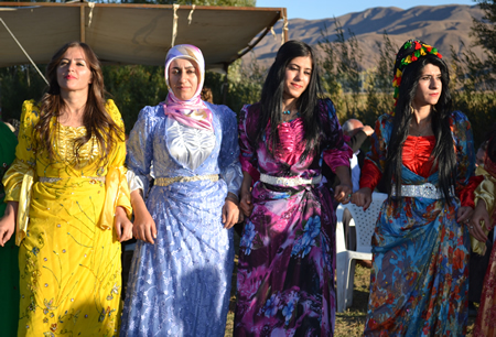 Hakkari'nin Yüksekova ilçesinde 02-10.2011 Ekim Dünya evine giren bazı çiftlerimizi sizler için sayfamıza taşıdık. Yüksekova Güncel ailesi olarak tüm çiftlerimize mutluluklar dileriz.