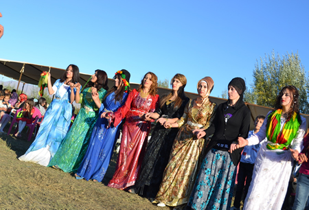 Hakkari'nin Yüksekova ilçesinde 02-10.2011 Ekim Dünya evine giren bazı çiftlerimizi sizler için sayfamıza taşıdık. Yüksekova Güncel ailesi olarak tüm çiftlerimize mutluluklar dileriz.