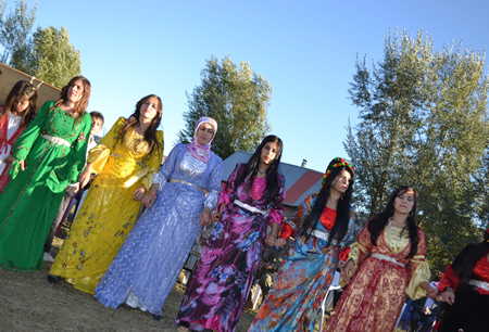 Hakkari'nin Yüksekova ilçesinde 02-10.2011 Ekim Dünya evine giren bazı çiftlerimizi sizler için sayfamıza taşıdık. Yüksekova Güncel ailesi olarak tüm çiftlerimize mutluluklar dileriz.