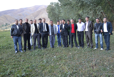 Hakkari'nin Yüksekova ilçesinde 02-10.2011 Ekim Dünya evine giren bazı çiftlerimizi sizler için sayfamıza taşıdık. Yüksekova Güncel ailesi olarak tüm çiftlerimize mutluluklar dileriz.