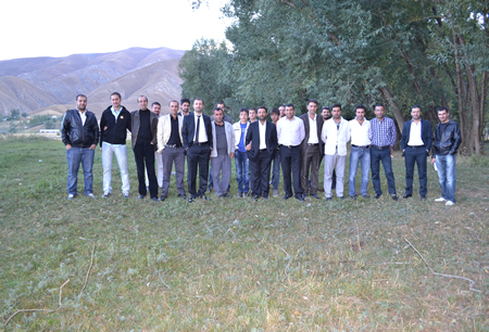 Hakkari'nin Yüksekova ilçesinde 02-10.2011 Ekim Dünya evine giren bazı çiftlerimizi sizler için sayfamıza taşıdık. Yüksekova Güncel ailesi olarak tüm çiftlerimize mutluluklar dileriz.