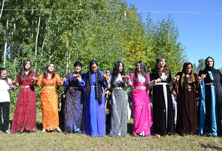 Hakkari'nin Yüksekova ilçesinde 02-10.2011 Ekim Dünya evine giren bazı çiftlerimizi sizler için sayfamıza taşıdık. Yüksekova Güncel ailesi olarak tüm çiftlerimize mutluluklar dileriz.