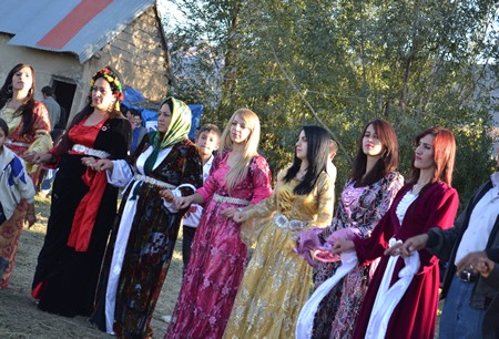 Hakkari'nin Yüksekova ilçesinde 02-10.2011 Ekim Dünya evine giren bazı çiftlerimizi sizler için sayfamıza taşıdık. Yüksekova Güncel ailesi olarak tüm çiftlerimize mutluluklar dileriz.