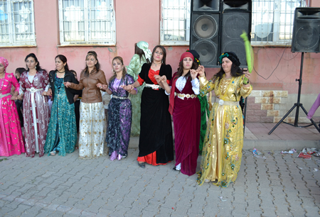 Hakkari'nin Yüksekova ilçesinde 02-10.2011 Ekim Dünya evine giren bazı çiftlerimizi sizler için sayfamıza taşıdık. Yüksekova Güncel ailesi olarak tüm çiftlerimize mutluluklar dileriz.