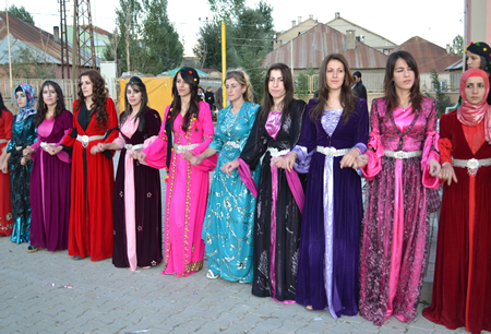 Hakkari'nin Yüksekova ilçesinde 02-10.2011 Ekim Dünya evine giren bazı çiftlerimizi sizler için sayfamıza taşıdık. Yüksekova Güncel ailesi olarak tüm çiftlerimize mutluluklar dileriz.