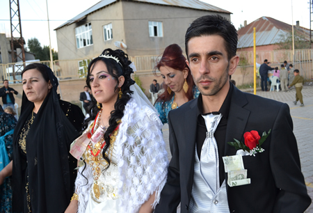 Hakkari'nin Yüksekova ilçesinde 02-10.2011 Ekim Dünya evine giren bazı çiftlerimizi sizler için sayfamıza taşıdık. Yüksekova Güncel ailesi olarak tüm çiftlerimize mutluluklar dileriz.