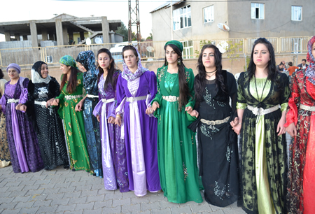 Hakkari'nin Yüksekova ilçesinde 02-10.2011 Ekim Dünya evine giren bazı çiftlerimizi sizler için sayfamıza taşıdık. Yüksekova Güncel ailesi olarak tüm çiftlerimize mutluluklar dileriz.