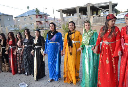 Hakkari'nin Yüksekova ilçesinde 02-10.2011 Ekim Dünya evine giren bazı çiftlerimizi sizler için sayfamıza taşıdık. Yüksekova Güncel ailesi olarak tüm çiftlerimize mutluluklar dileriz.