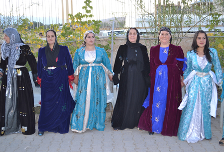 Hakkari'nin Yüksekova ilçesinde 02-10.2011 Ekim Dünya evine giren bazı çiftlerimizi sizler için sayfamıza taşıdık. Yüksekova Güncel ailesi olarak tüm çiftlerimize mutluluklar dileriz.