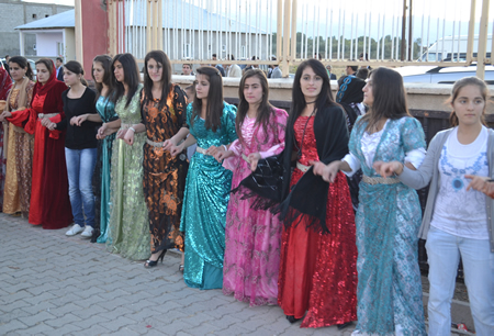 Hakkari'nin Yüksekova ilçesinde 02-10.2011 Ekim Dünya evine giren bazı çiftlerimizi sizler için sayfamıza taşıdık. Yüksekova Güncel ailesi olarak tüm çiftlerimize mutluluklar dileriz.