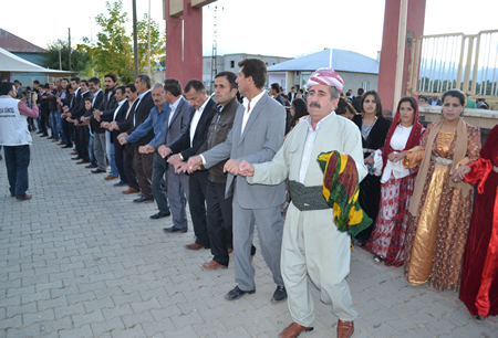 Hakkari'nin Yüksekova ilçesinde 02-10.2011 Ekim Dünya evine giren bazı çiftlerimizi sizler için sayfamıza taşıdık. Yüksekova Güncel ailesi olarak tüm çiftlerimize mutluluklar dileriz.
