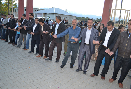 Hakkari'nin Yüksekova ilçesinde 02-10.2011 Ekim Dünya evine giren bazı çiftlerimizi sizler için sayfamıza taşıdık. Yüksekova Güncel ailesi olarak tüm çiftlerimize mutluluklar dileriz.