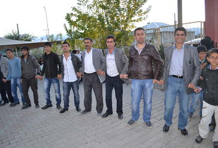 Hakkari'nin Yüksekova ilçesinde 02-10.2011 Ekim Dünya evine giren bazı çiftlerimizi sizler için sayfamıza taşıdık. Yüksekova Güncel ailesi olarak tüm çiftlerimize mutluluklar dileriz.