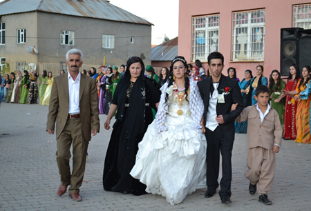 Hakkari'nin Yüksekova ilçesinde 02-10.2011 Ekim Dünya evine giren bazı çiftlerimizi sizler için sayfamıza taşıdık. Yüksekova Güncel ailesi olarak tüm çiftlerimize mutluluklar dileriz.