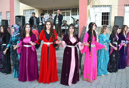 Hakkari'nin Yüksekova ilçesinde 02-10.2011 Ekim Dünya evine giren bazı çiftlerimizi sizler için sayfamıza taşıdık. Yüksekova Güncel ailesi olarak tüm çiftlerimize mutluluklar dileriz.