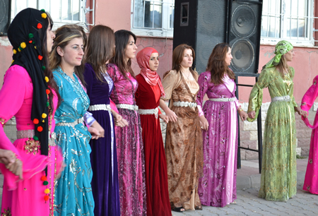 Hakkari'nin Yüksekova ilçesinde 02-10.2011 Ekim Dünya evine giren bazı çiftlerimizi sizler için sayfamıza taşıdık. Yüksekova Güncel ailesi olarak tüm çiftlerimize mutluluklar dileriz.