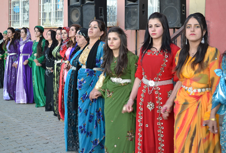 Hakkari'nin Yüksekova ilçesinde 02-10.2011 Ekim Dünya evine giren bazı çiftlerimizi sizler için sayfamıza taşıdık. Yüksekova Güncel ailesi olarak tüm çiftlerimize mutluluklar dileriz.