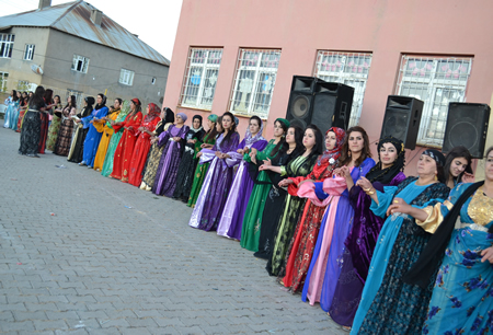 Hakkari'nin Yüksekova ilçesinde 02-10.2011 Ekim Dünya evine giren bazı çiftlerimizi sizler için sayfamıza taşıdık. Yüksekova Güncel ailesi olarak tüm çiftlerimize mutluluklar dileriz.