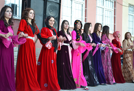 Hakkari'nin Yüksekova ilçesinde 02-10.2011 Ekim Dünya evine giren bazı çiftlerimizi sizler için sayfamıza taşıdık. Yüksekova Güncel ailesi olarak tüm çiftlerimize mutluluklar dileriz.