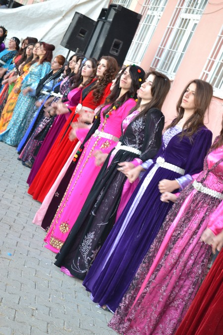 Hakkari'nin Yüksekova ilçesinde 02-10.2011 Ekim Dünya evine giren bazı çiftlerimizi sizler için sayfamıza taşıdık. Yüksekova Güncel ailesi olarak tüm çiftlerimize mutluluklar dileriz.