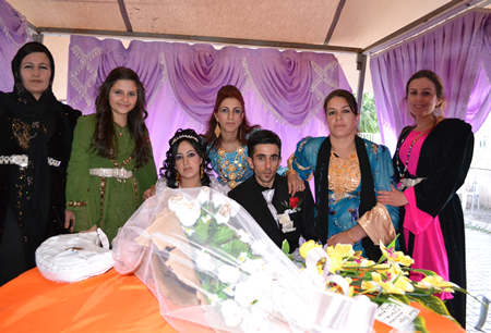 Hakkari'nin Yüksekova ilçesinde 02-10.2011 Ekim Dünya evine giren bazı çiftlerimizi sizler için sayfamıza taşıdık. Yüksekova Güncel ailesi olarak tüm çiftlerimize mutluluklar dileriz.