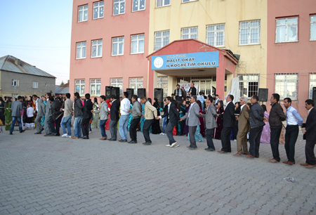 Hakkari'nin Yüksekova ilçesinde 02-10.2011 Ekim Dünya evine giren bazı çiftlerimizi sizler için sayfamıza taşıdık. Yüksekova Güncel ailesi olarak tüm çiftlerimize mutluluklar dileriz.