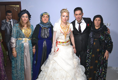 Hakkari'nin Yüksekova ilçesinde 02-10.2011 Ekim Dünya evine giren bazı çiftlerimizi sizler için sayfamıza taşıdık. Yüksekova Güncel ailesi olarak tüm çiftlerimize mutluluklar dileriz.