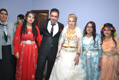 Hakkari'nin Yüksekova ilçesinde 02-10.2011 Ekim Dünya evine giren bazı çiftlerimizi sizler için sayfamıza taşıdık. Yüksekova Güncel ailesi olarak tüm çiftlerimize mutluluklar dileriz.