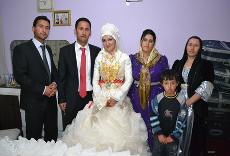 Hakkari'nin Yüksekova ilçesinde 02-10.2011 Ekim Dünya evine giren bazı çiftlerimizi sizler için sayfamıza taşıdık. Yüksekova Güncel ailesi olarak tüm çiftlerimize mutluluklar dileriz.