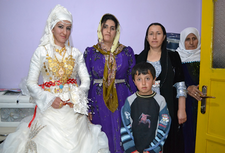 Hakkari'nin Yüksekova ilçesinde 02-10.2011 Ekim Dünya evine giren bazı çiftlerimizi sizler için sayfamıza taşıdık. Yüksekova Güncel ailesi olarak tüm çiftlerimize mutluluklar dileriz.