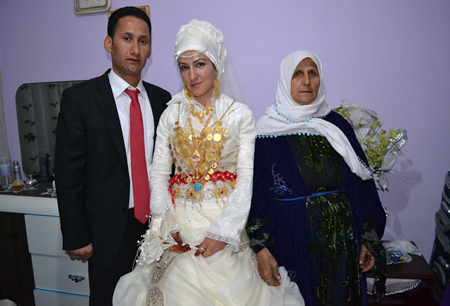 Hakkari'nin Yüksekova ilçesinde 02-10.2011 Ekim Dünya evine giren bazı çiftlerimizi sizler için sayfamıza taşıdık. Yüksekova Güncel ailesi olarak tüm çiftlerimize mutluluklar dileriz.