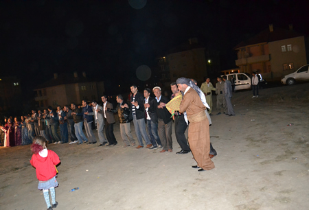 Hakkari'nin Yüksekova ilçesinde 02-10.2011 Ekim Dünya evine giren bazı çiftlerimizi sizler için sayfamıza taşıdık. Yüksekova Güncel ailesi olarak tüm çiftlerimize mutluluklar dileriz.