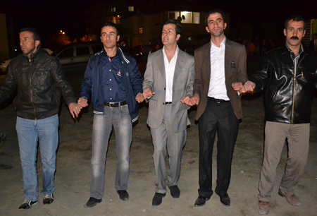 Hakkari'nin Yüksekova ilçesinde 02-10.2011 Ekim Dünya evine giren bazı çiftlerimizi sizler için sayfamıza taşıdık. Yüksekova Güncel ailesi olarak tüm çiftlerimize mutluluklar dileriz.