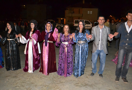 Hakkari'nin Yüksekova ilçesinde 02-10.2011 Ekim Dünya evine giren bazı çiftlerimizi sizler için sayfamıza taşıdık. Yüksekova Güncel ailesi olarak tüm çiftlerimize mutluluklar dileriz.
